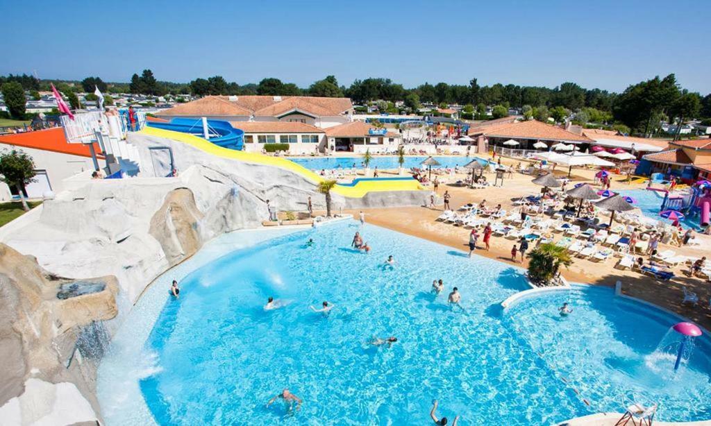 Mobil 3 2 Salles De Bains Au 4 Etoiles Mh276 Aux Charmettes Campsite 4*
